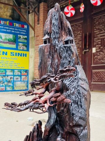 Ngũ Tiểu Lên Chùa Gỗ Trắc