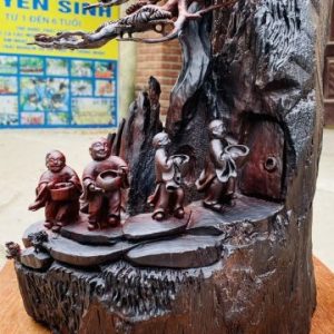 Ngũ Tiểu Lên Chùa Gỗ Trắc