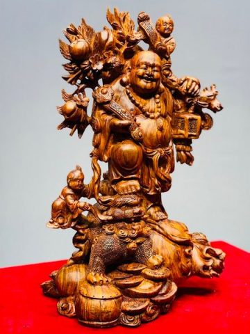Di Lạc Nhị Tiểu Vác Cành Đào Đứng Bao Tiền Gỗ Sưa