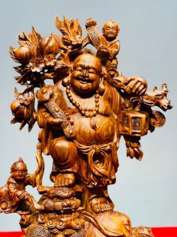 Di Lạc Nhị Tiểu Vác Cành Đào Đứng Bao Tiền Gỗ Sưa