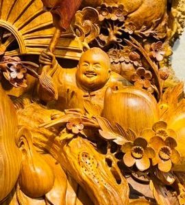 Di Lạc Vác Cành Đào Ngũ Phúc Đứng Bao Tiền Gỗ Nu Hương