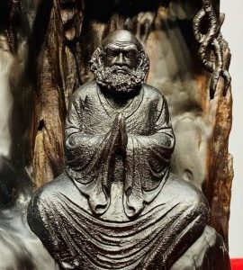 Đạt Ma Ngồi Thiền Dưới Tùng Gỗ Trắc