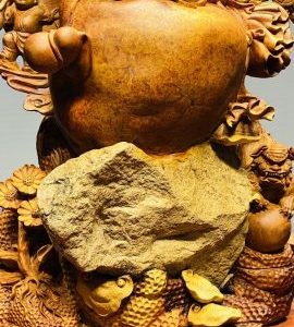 Di Lạc Tam Tiểu Vác Cành Đào Ngồi Bao Tiền Gỗ Nu Hương Ôm Đá