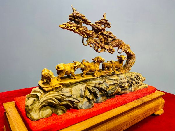 Ngũ Trâu Đứng Tùng Gỗ Hoàng Đàn