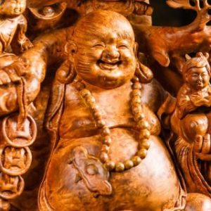 Di Lặc cửu tiểu vác đào gỗ nu hương.
