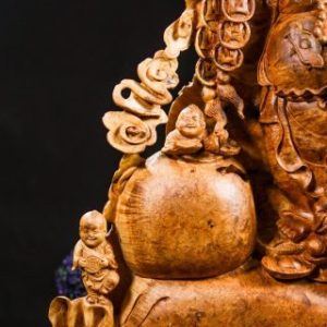 Di Lặc cửu tiểu vác đào gỗ nu hương.