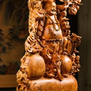 Di Lặc cửu tiểu vác đào gỗ nu hương.