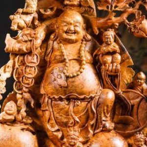 Di Lặc cửu tiểu vác đào gỗ nu hương.