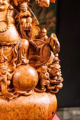 Di Lặc cửu tiểu vác đào gỗ nu hương.