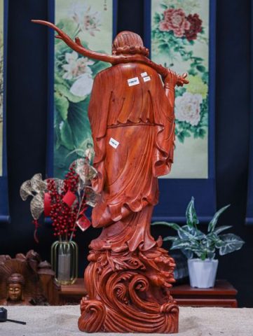 Đạt ma gỗ hương dáng đứng