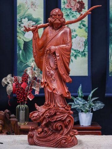 Đạt ma gỗ hương dáng đứng