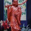 Đạt ma gỗ hương dáng đứng