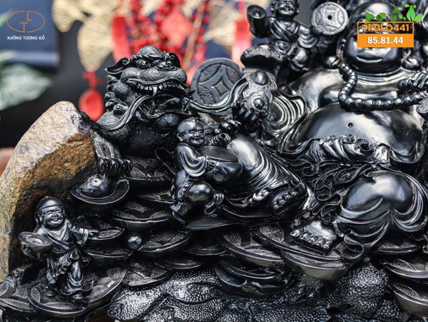 Di lặc ngồi gốc tùng gỗ mun