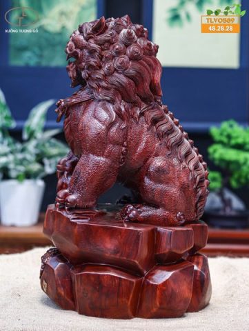 Lân sư gỗ tử đàn