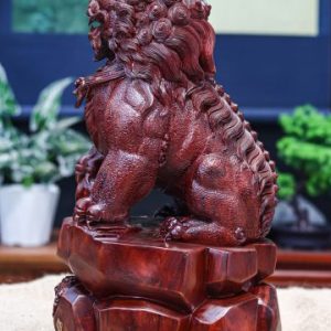 Lân sư gỗ tử đàn