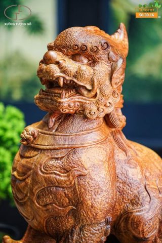 Lân sư gỗ hương ( trái + phai )