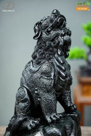 lân sư gỗ mun