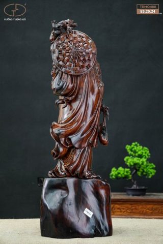 Đạt ma đứng gỗ trắc