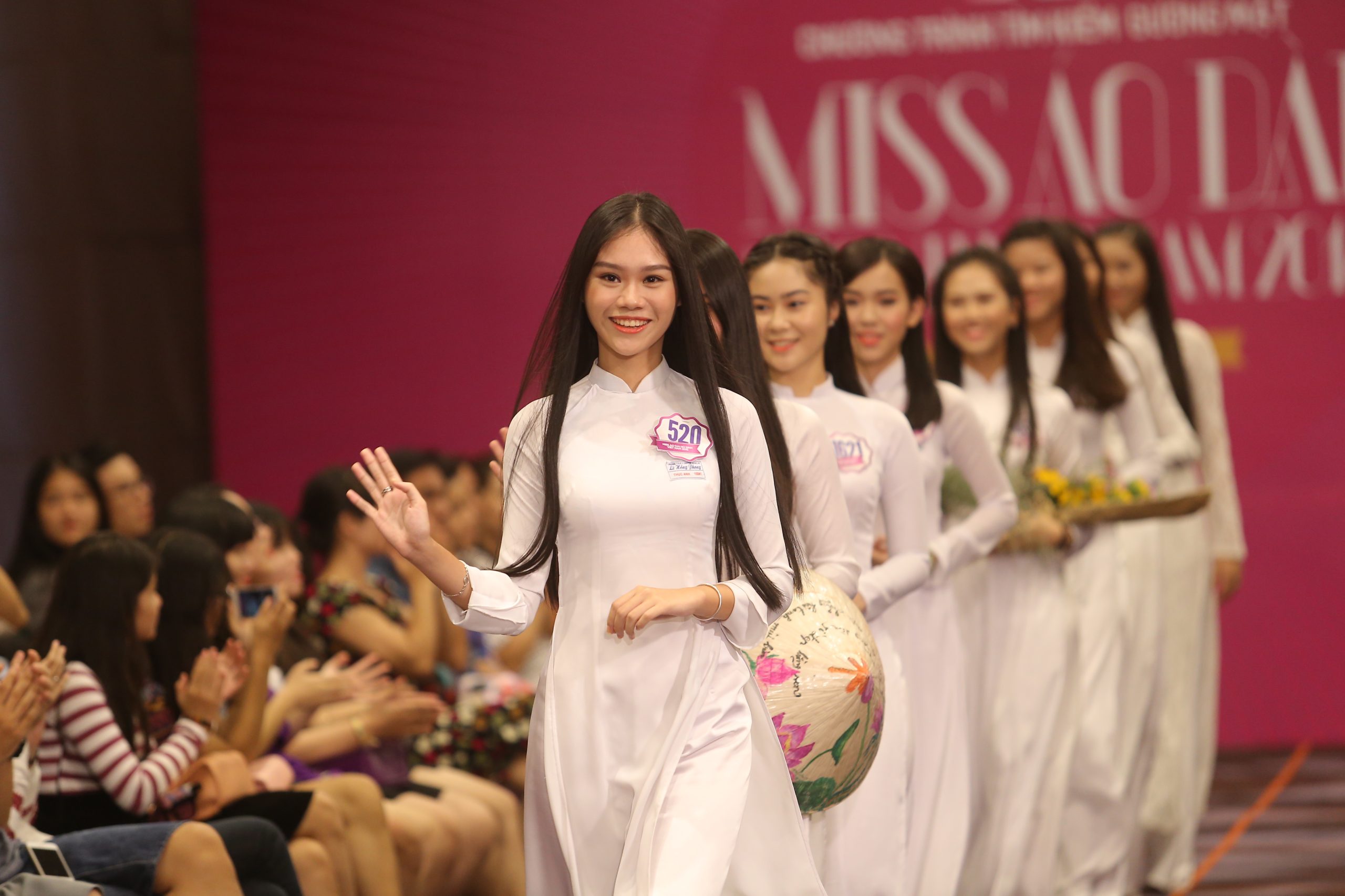 Nữ sinh mặc áo dài trắng dự lễ khai giảng 2016