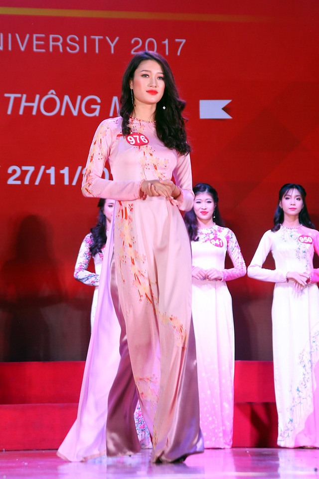 Nữ sinh mặc áo dài trắng tươi cười năm 2017