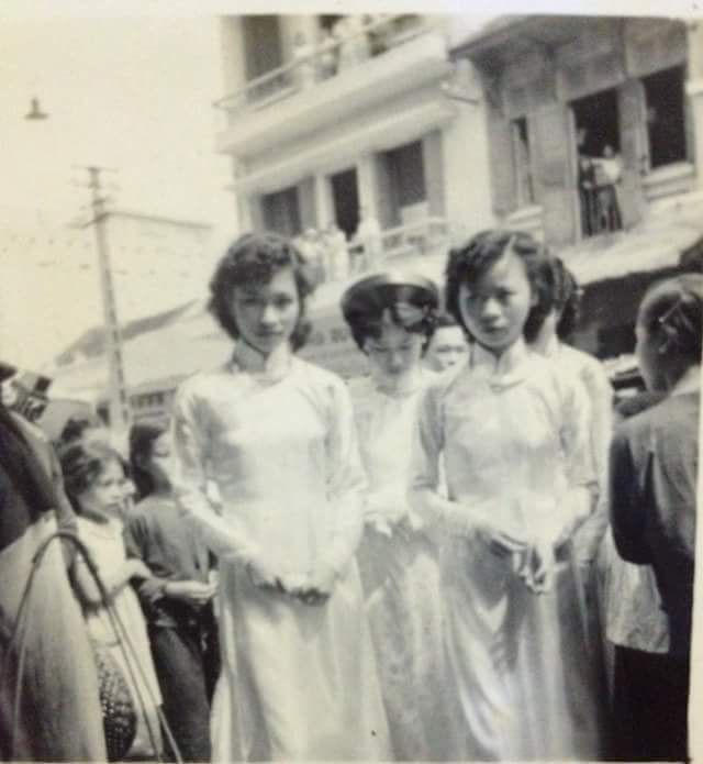 Nữ sinh năm 1954 mặc áo dài trắng truyền thống