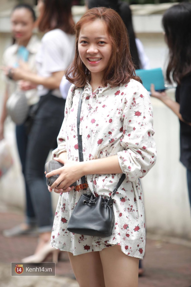 Nữ sinh mặc áo dài trắng tươi cười năm 2017