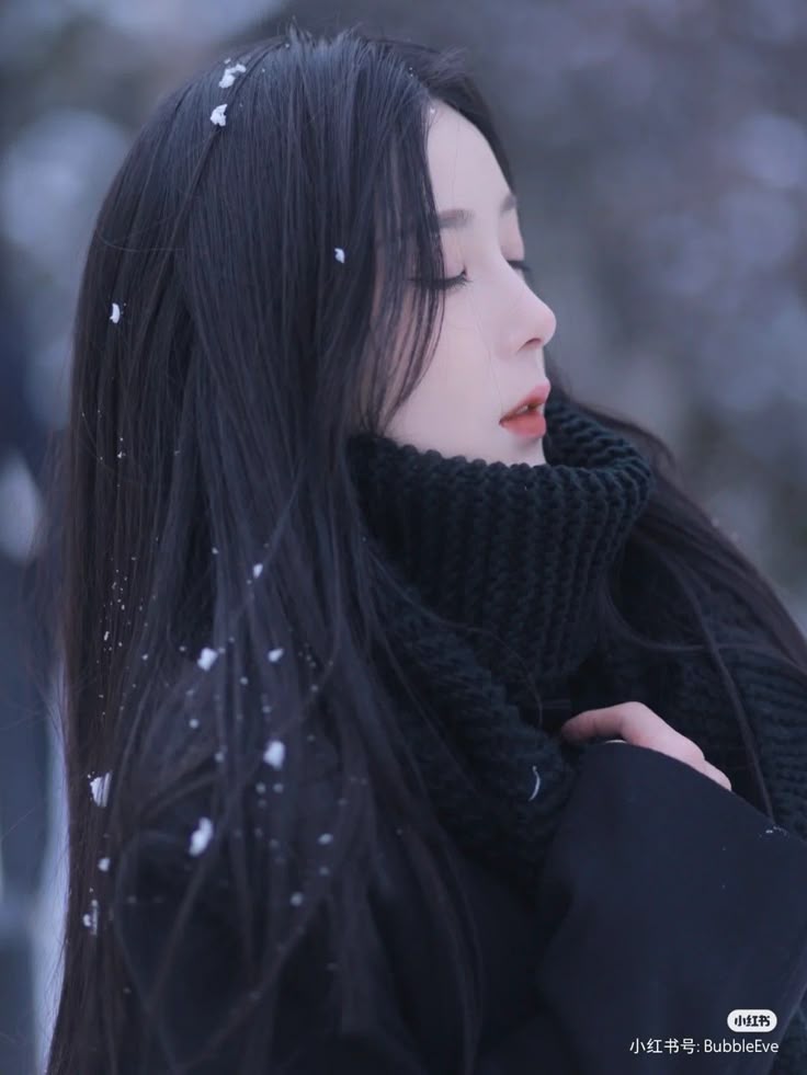 Cô gái trẻ với ánh mắt ấn tượng