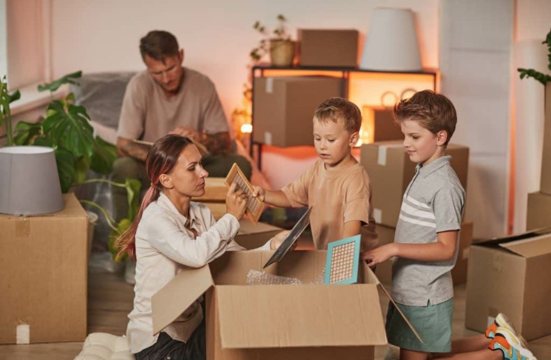 Gia đình làm lễ cúng chuyển nhà mới
