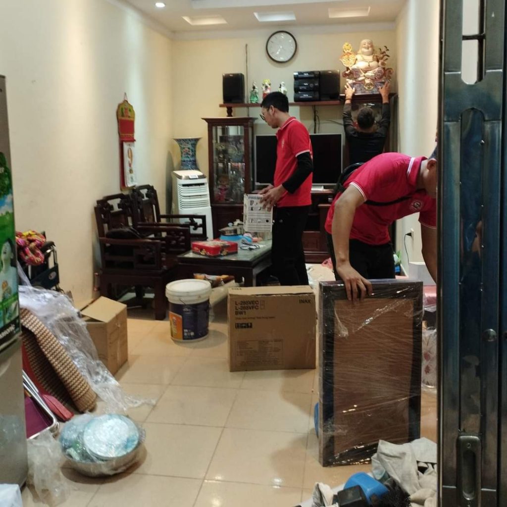 Gia đình làm lễ cúng chuyển nhà mới