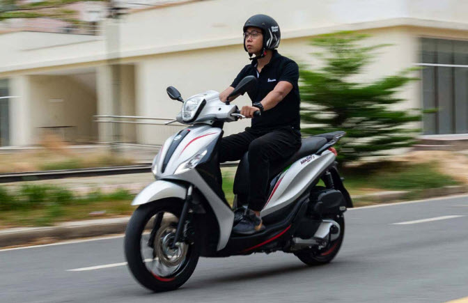 Người nằm mơ thấy mình đang chạy xe máy trên đường