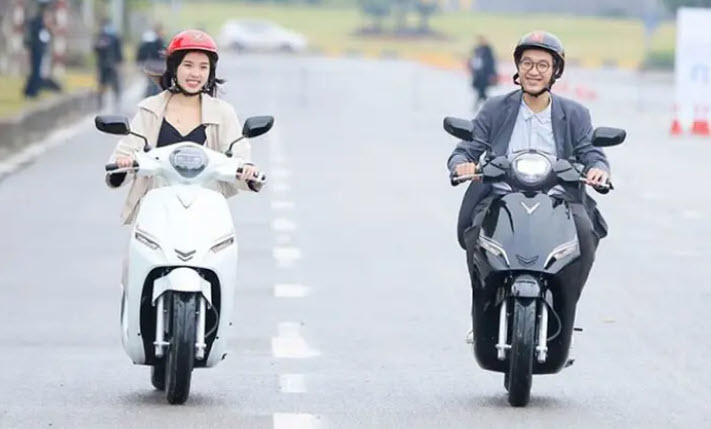 Người nằm mơ thấy mình đang chạy xe máy trên đường