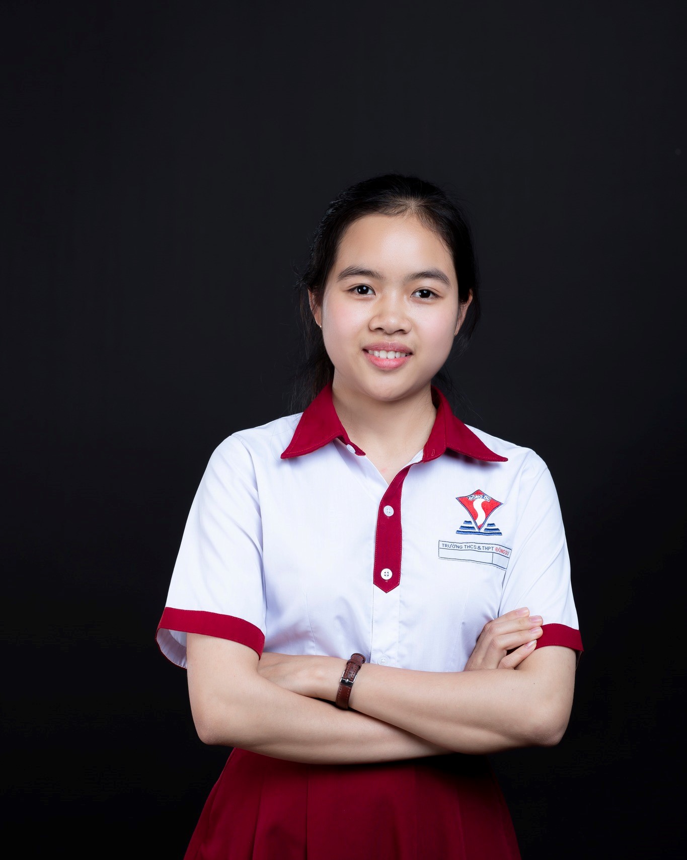 Nữ sinh 2027 mặc đồng phục tươi cười đến trường