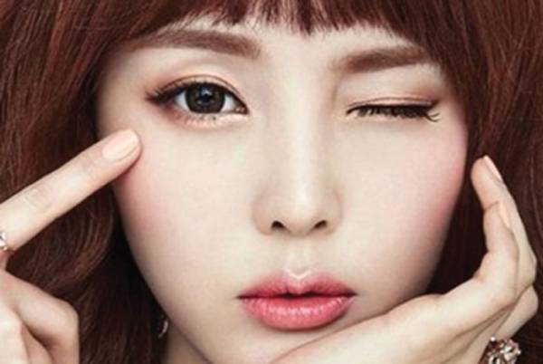 Hiện tượng nháy mắt phải liên tục