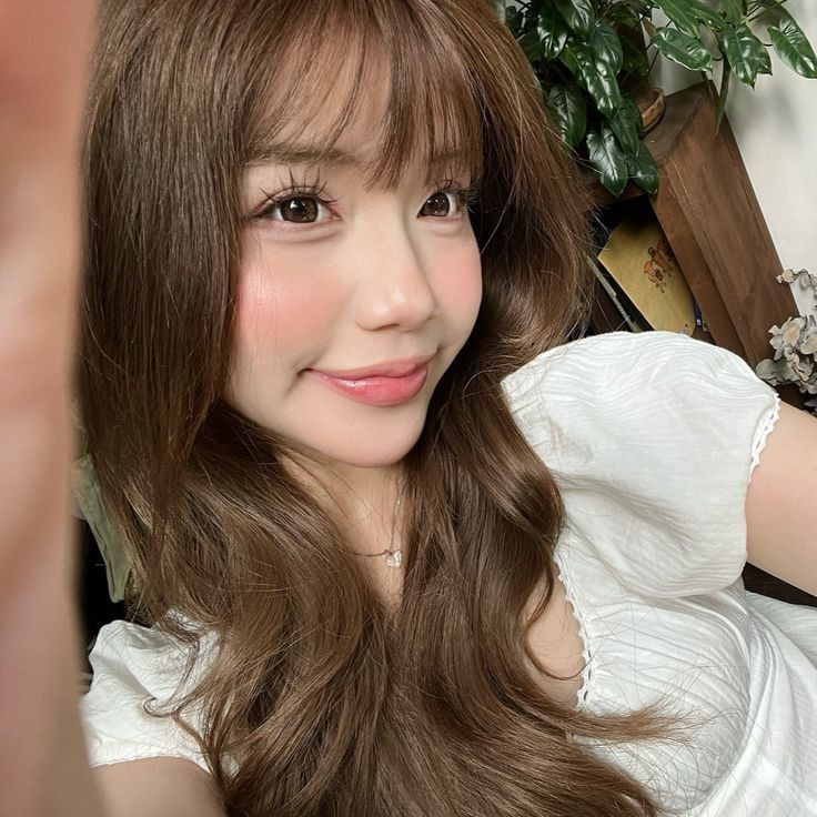 Kiểu tóc và trang điểm nữ tính hiện đại