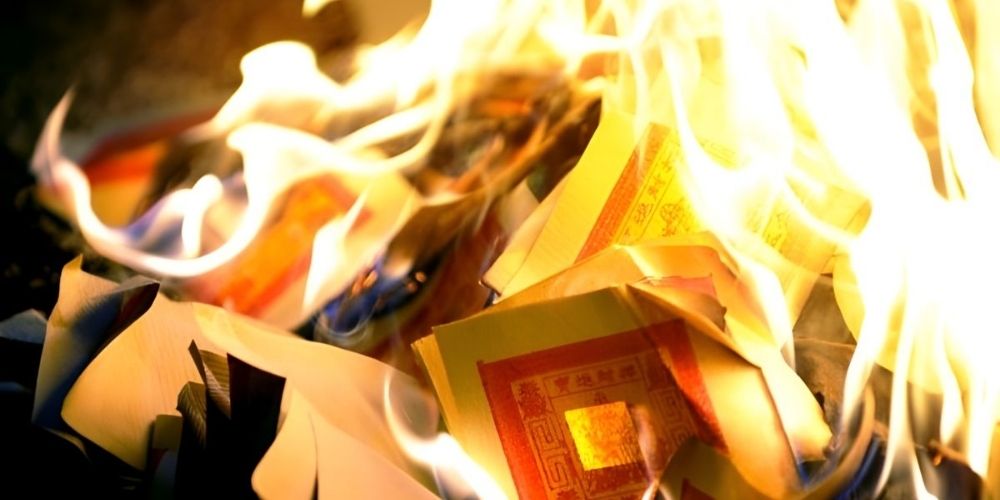 Bài cúng hóa vàng chi tiết và đầy đủ cho gia đình