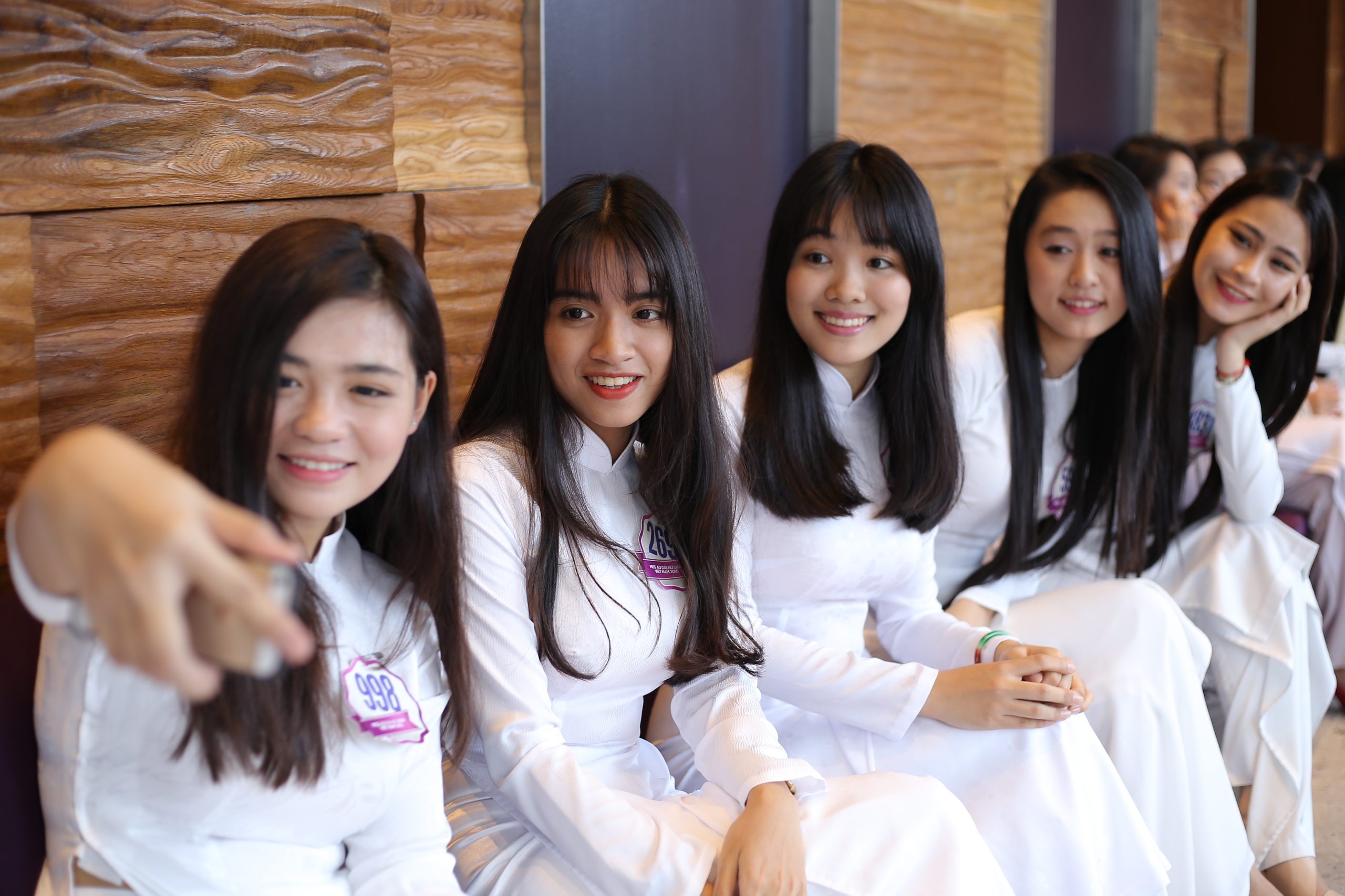Nữ sinh mặc áo dài trắng dự lễ khai giảng 2016
