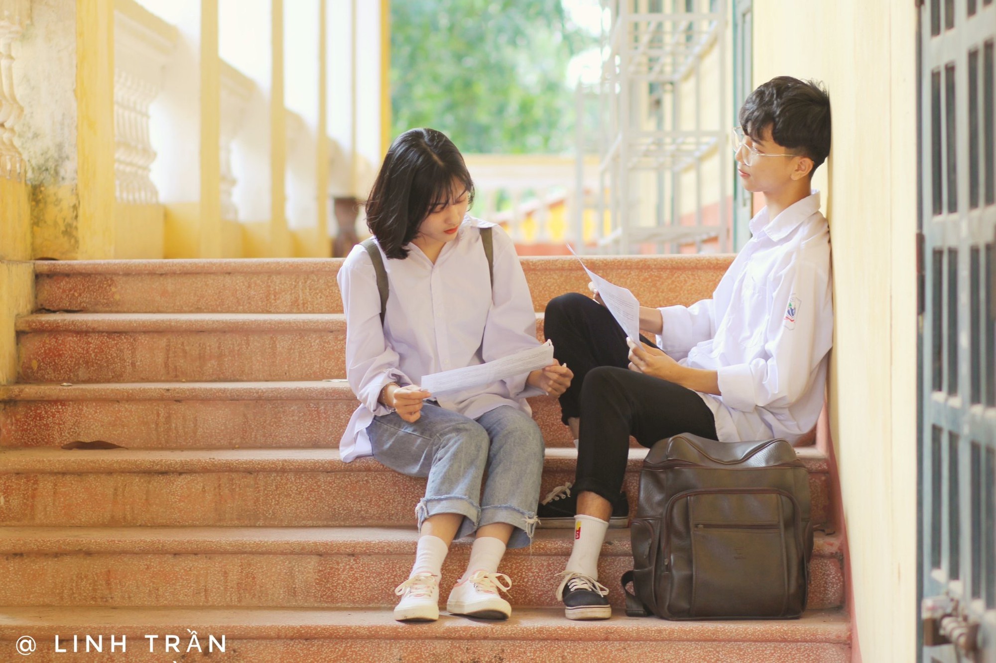 Nữ sinh mặc áo dài trắng năm 2013 tươi cười