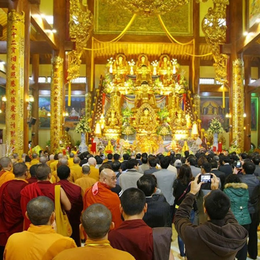 Người đi chùa cầu bình an trong giấc mơ