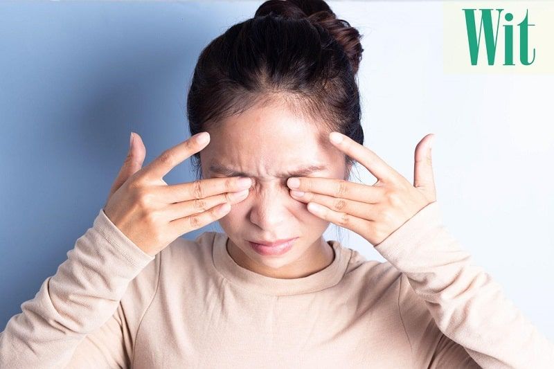 Người phụ nữ chạm nhẹ vào vùng mắt