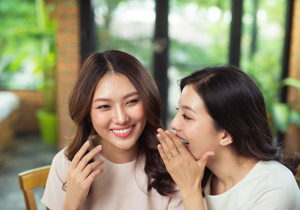 Người mơ nói chuyện với người quen trong giấc mơ