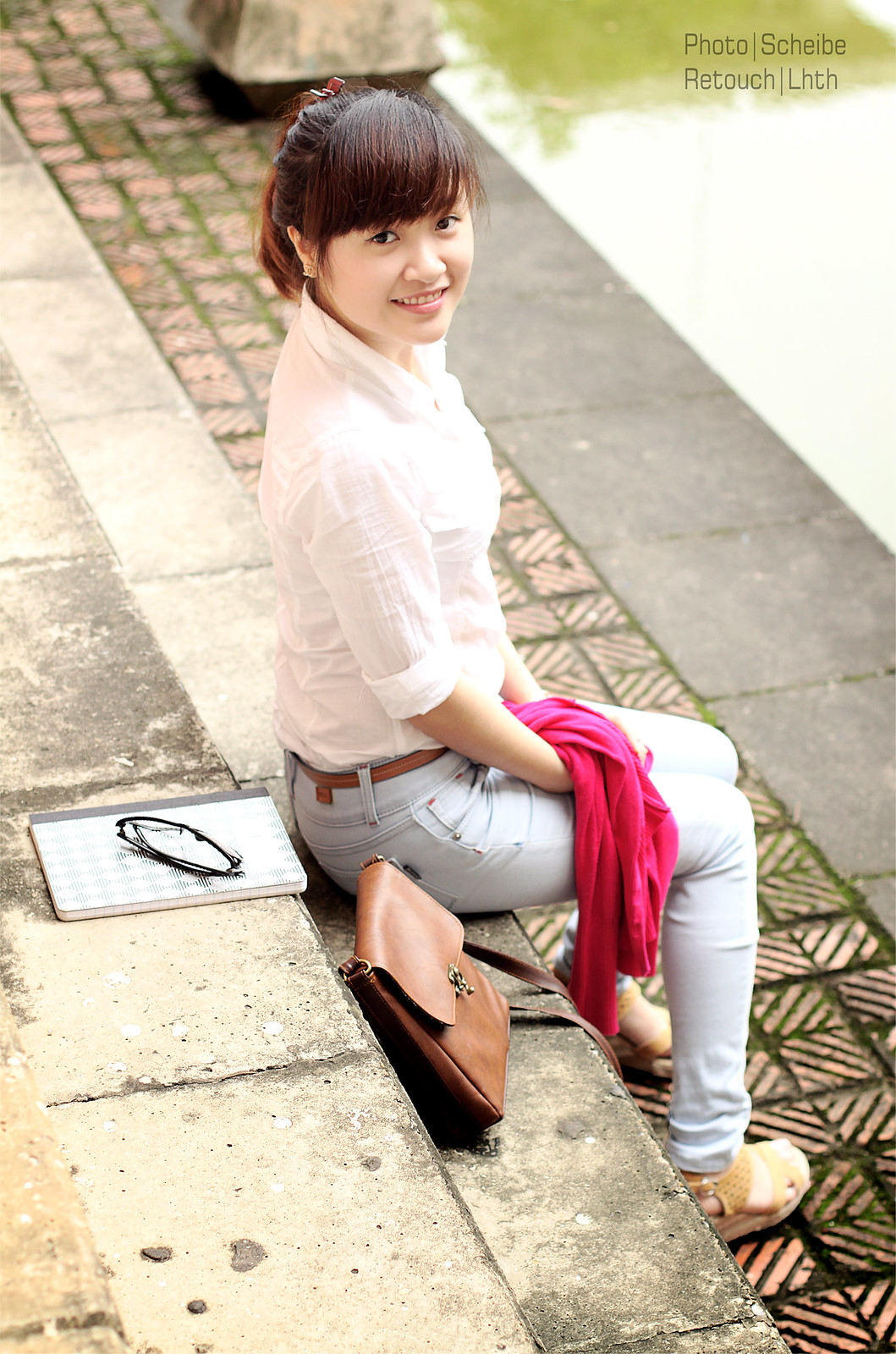 Nữ sinh 2008 mặc áo dài trắng tươi cười