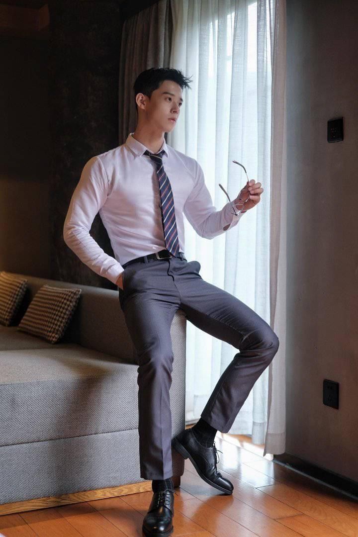 Người đàn ông thành đạt mặc vest