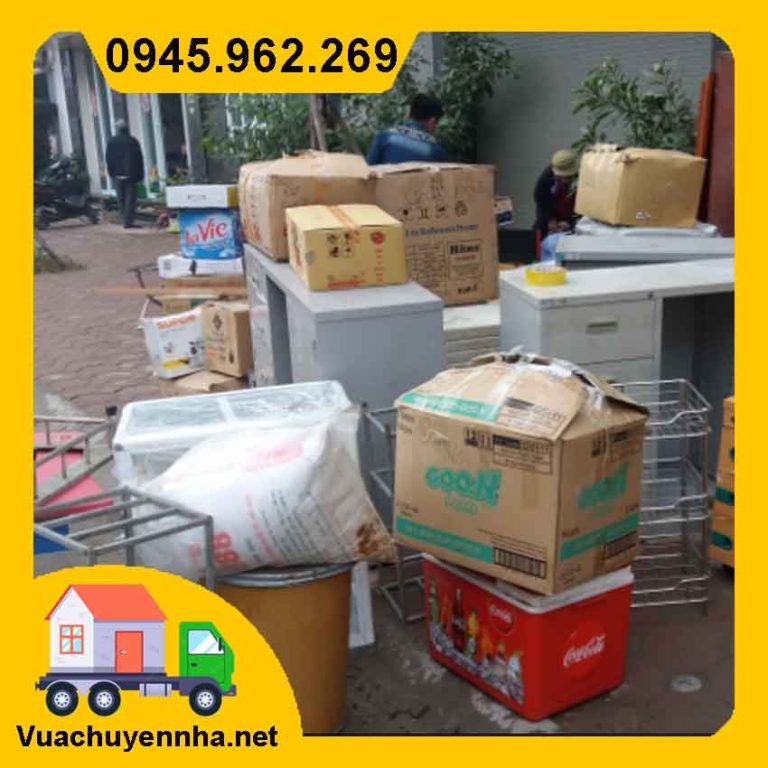 Gia đình làm lễ cúng chuyển nhà mới