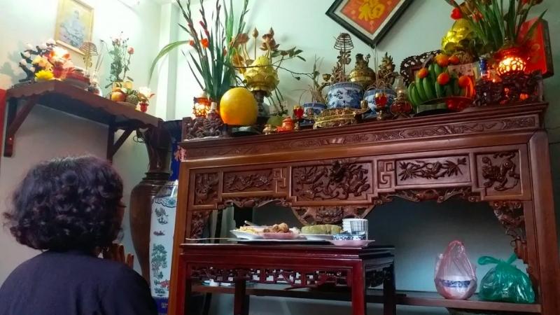 Cúng thần linh trong nhà truyền thống Việt Nam