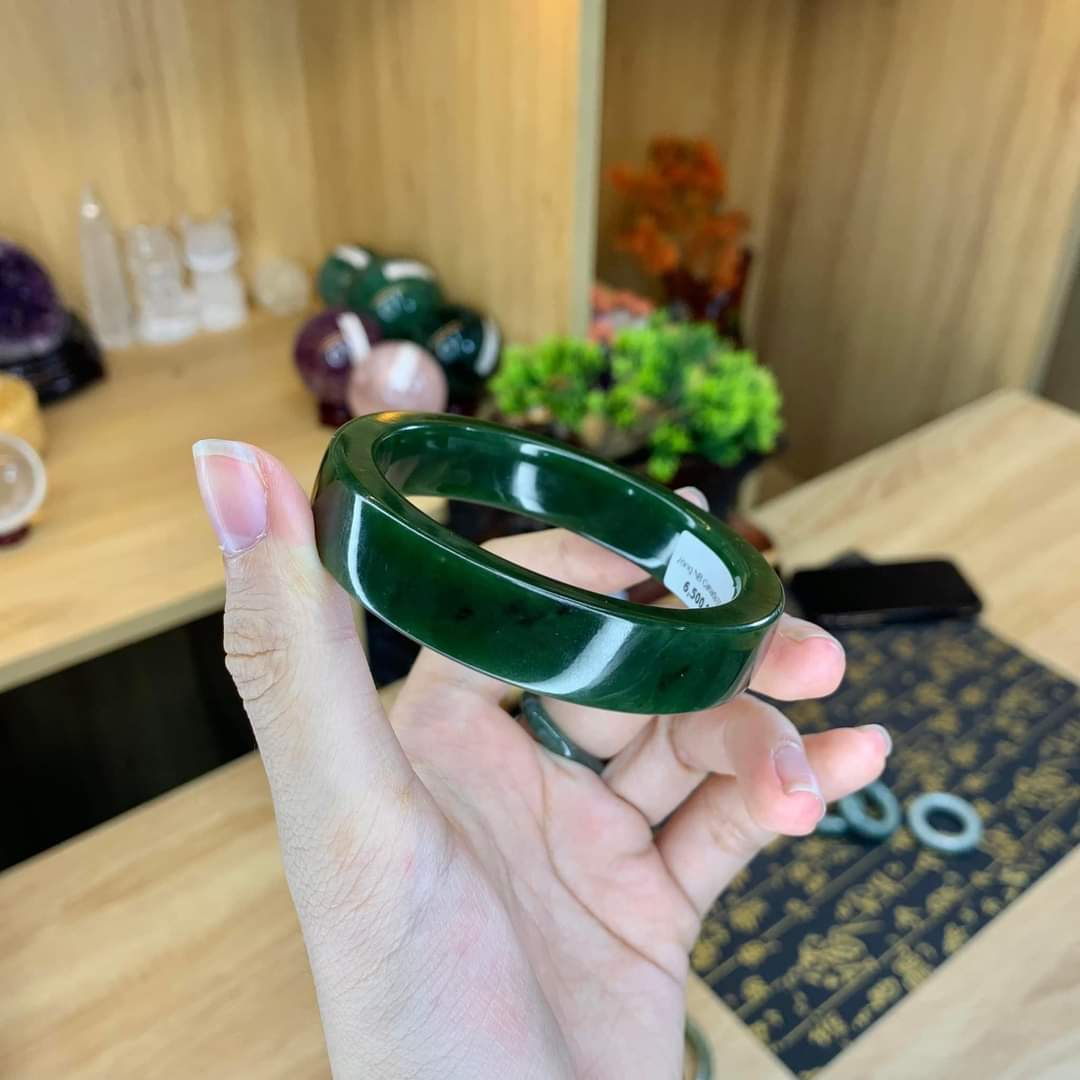 Mệnh thiếu Mộc phải làm gì? Hiểu sâu và ứng dụng thực tế trong đời sống phong thủy Người mệnh thiếu Mộc nên trồng cây xanh trong nhà