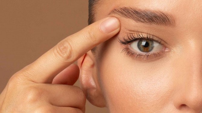 Minh họa tình trạng mắt phải nháy