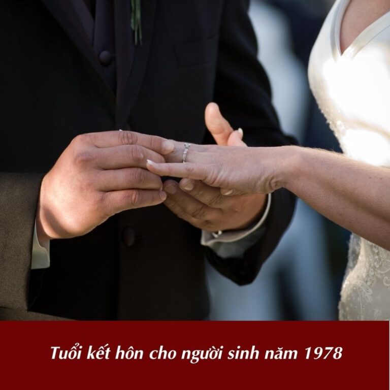 Nữ sinh năm 1978 tươi cười bên bạn bè