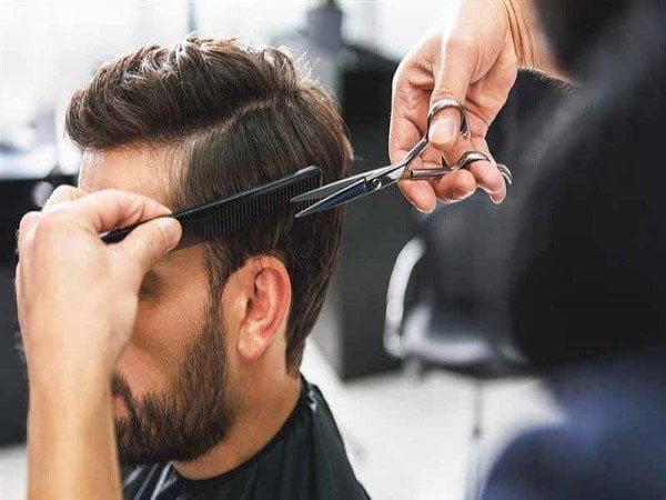 Người phụ nữ mơ thấy mình đang cắt tóc trong tiệm