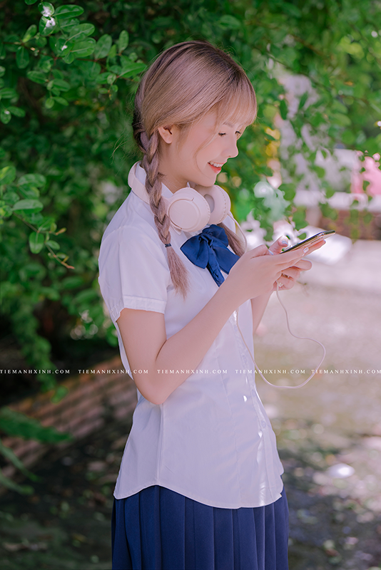 Nữ sinh mặc áo dài trắng tươi cười năm 2017