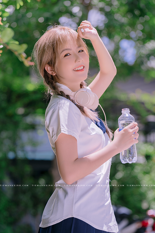 Nữ sinh 1992 mặc áo dài truyền thống tươi cười